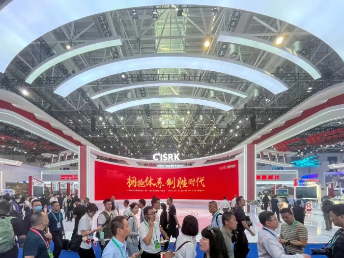 云顶国际展馆前人头攒动